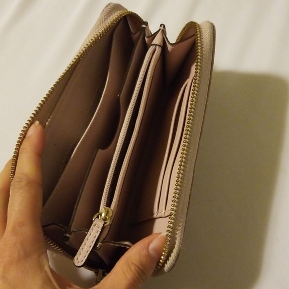 Michael Kors Logo Wallet - Picture 3 of 3